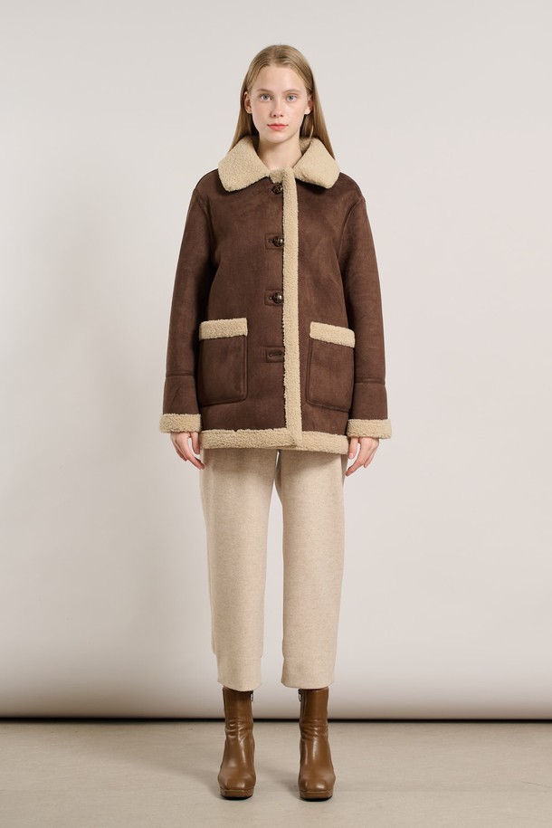 "25WT" 리버시블 페이크무스탕 - DARK BROWN A5WBF84275는 여성용 아우터로, 가을과 겨울에 따뜻하게 입을 수 있는 무스탕입니다. 다크 브라운 컬러의 무지 디자인으로, 캐주얼, 미니멀, 클래식 스타일을 연출하기 좋습니다. 부드러운 촉감의 인조 가죽과 퍼 소재를 사용하여 두꺼운 두께감을 자랑하며, 리버시블 디자인으로 다양한 스타일을 연출할 수 있습니다. 크롭 기장에 버튼 여밈 방식, 긴 소매와 레귤러핏으로 편안하게 착용 가능하며 페이크퍼 디테일이 돋보입니다.