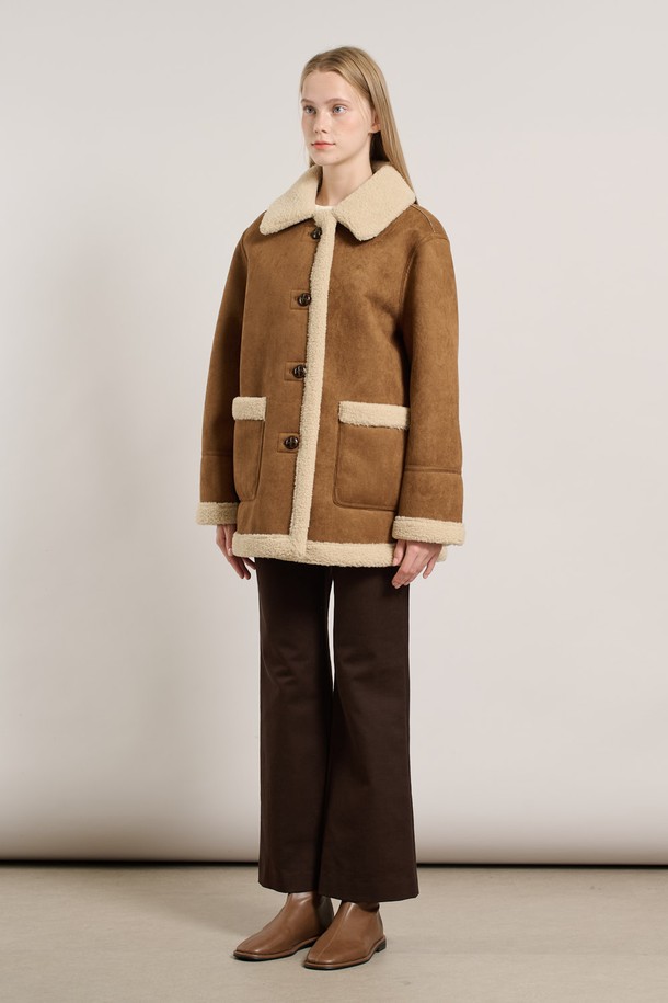 [25WT] 리버시블 페이크무스탕 - BROWN A5WBF84274는 여성용 아우터로, 가을과 겨울에 따뜻하게 착용할 수 있는 무스탕입니다. 브라운 컬러의 무지 디자인으로 캐주얼, 클래식, 미니멀 스타일을 연출하기 좋습니다. 안감은 페이크 퍼로 제작되어 포근함을 더하며, 리버시블 디자인으로 다양한 스타일을 연출할 수 있습니다. 레귤러핏과 버튼 여밈 방식, 긴 소매 기장으로 편안함과 스타일을 모두 갖췄습니다. 인조가죽과 스웨이드 소재로 제작되어 부드러운 촉감을 선사하는 두꺼운 두께감의 무스탕입니다.
