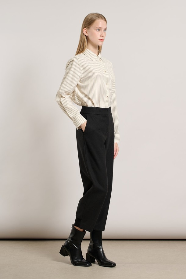 [25WT] 니트블록 팬츠 - BLACK A5WAP32899는 부드러운 니트 소재로 제작되어 편안한 착용감을 선사하는 여성용 니트 팬츠입니다. 가을과 겨울에 적합하며, 베이직하고 미니멀한 스타일을 연출합니다. 허리 밴딩 처리로 활동성을 높였으며, 스트레이트 또는 레귤러 핏으로 떨어지는 긴 기장의 디자인입니다. 무지 패턴에 니트 블록 디테일이 더해져 포인트를 주며, 출근룩과 집콕룩 모두 활용 가능합니다. 기본에 충실한 디자인으로 미니멀, 클래식, 캐주얼 등 다양한 스타일을 소화할 수 있습니다.
