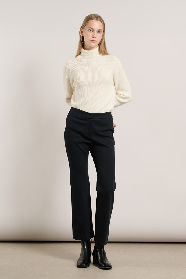 [25WT] 기모 부츠컷 팬츠 - BLACK A5WAP38399는 여성용 부츠컷 기모 바지입니다. 가을과 겨울에 입기 좋은 두꺼운 두께감으로, 부드러운 촉감과 레귤러핏을 제공합니다. 톤온톤 블랙 컬러에 무지 디자인으로, 출근룩, 클래식, 미니멀, 캐주얼 스타일을 모두 소화할 수 있습니다. 밴딩 없이 허리 라인을 잡아주어 깔끔한 실루엣을 연출하며, 일상복으로 활용하기 좋습니다.
