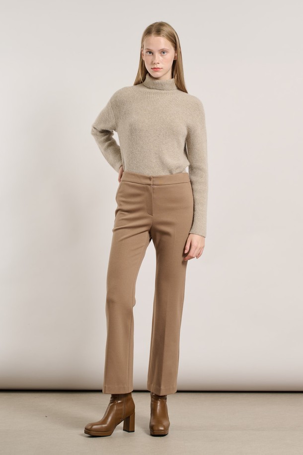 [25WT] 기모 부츠컷 팬츠 - 다크 베이지 A5WAP38373는 부드러운 촉감의 기모 소재로 제작되어 가을과 겨울에 따뜻하게 입을 수 있는 여성용 부츠컷 팬츠입니다. 다크 베이지 색상에 무지 디자인으로 어떤 스타일에도 잘 어울리는 베이직한 아이템입니다. 레귤러핏으로 편안하게 착용 가능하며, 두꺼운 두께감으로 보온성을 높였습니다. 클래식, 미니멀, 캐주얼 등 다양한 스타일을 연출할 수 있어 활용도가 높습니다. 일상복으로 편안하게 즐겨 입기 좋습니다.
