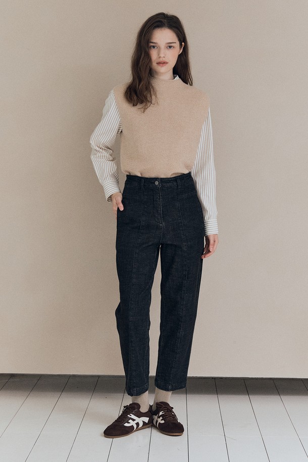 [25WT] 배기핏 기모 데님 팬츠 - CHARCOAL GRAY A5WAP35598는 포근함과 스타일을 동시에 만족시키는 여성용 데님 팬츠입니다. 톤 다운된 차콜 그레이 컬러에 캐주얼하고 미니멀한 스타일을 더해 출근룩으로도 손색없습니다. 두꺼운 두께감의 데님 소재와 부드러운 기모 안감으로 따뜻하고 편안한 착용감을 선사합니다. 배기핏 디자인으로 자연스러운 실루엣을 연출하며, 가을, 겨울 시즌에 활용하기 좋습니다. 데일리룩에 포인트를 더해줄 무지 패턴의 긴 기장 데님 팬츠입니다.
