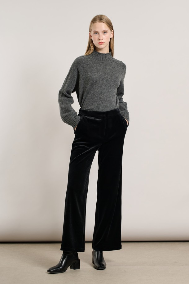 따뜻한 기모 안감으로 포근함을 더한 [25WT] 기모 슬림일자핏 팬츠 - BLACK A5WAP32799입니다. 쌀쌀한 가을, 겨울 시즌에 안성맞춤이며, 베이직하고 미니멀한 스타일로 다양한 상의와 매치하기 좋습니다. 부드러운 촉감과 두꺼운 두께감으로 편안한 착용감을 선사하며, 슬림핏과 일자핏의 조화로 다리 라인을 더욱 슬림하게 연출해줍니다. 깔끔한 무지 디자인에 블랙 컬러로, 출근룩은 물론 데일리룩으로도 활용 가능한 실용적인 아이템입니다.
