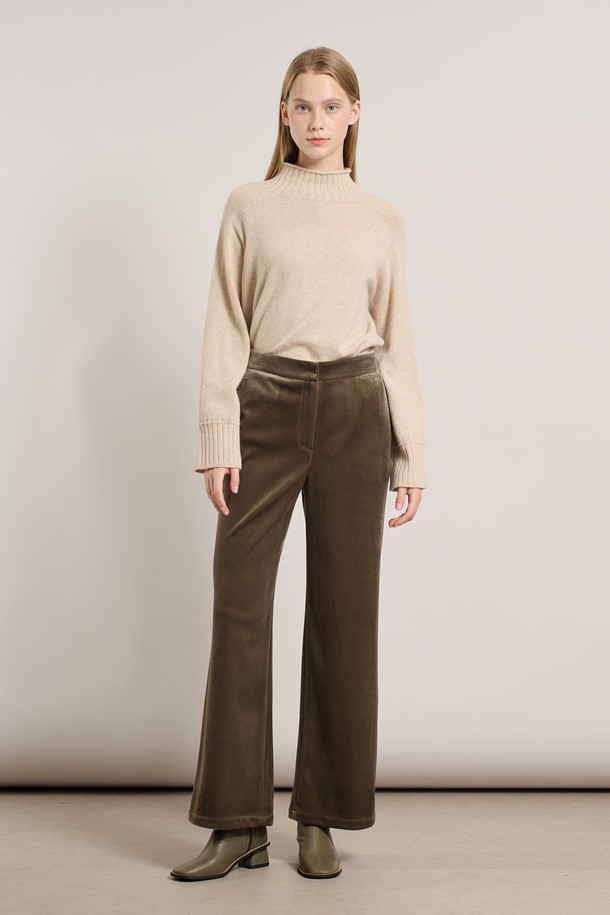 따뜻하고 포근한 착용감의 여성 기모 슬림일자핏 팬츠입니다. 부드러운 촉감의 기모 안감으로 가을, 겨울철에도 따뜻하게 착용할 수 있습니다. 베이직하고 캐주얼한 스타일로 일상에서 편안하게 활용하기 좋으며, 슬림핏 디자인으로 다리 라인을 더욱 슬림하게 연출해 줍니다. 카키 컬러의 무지 디자인으로 다양한 상의와 쉽게 매치하여 미니멀, 캐주얼, 클래식 스타일을 연출할 수 있습니다. 두께감 있는 소재로 보온성을 높여 추운 날씨에도 따뜻함을 유지해 줍니다.
