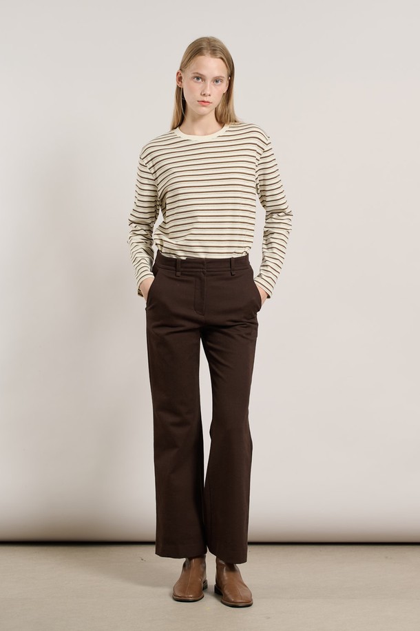 세련된 무드를 연출하는 [25WT] 세미 부츠컷 팬츠 - 다크 브라운 A5WAP32675입니다. 울 소재로 제작되어 부드러운 촉감과 두꺼운 두께감으로 가을, 겨울 시즌에 따뜻하게 착용하기 좋습니다. 세미 부츠컷 실루엣이 다리 라인을 더욱 슬림 해 보이게 하며, 베이직하고 클래식한 디자인으로 오피스룩, 출근룩, 모임룩 등 다양한 TPO에 활용 가능합니다. 미니멀하고 시크한 스타일을 완성해 보세요.
