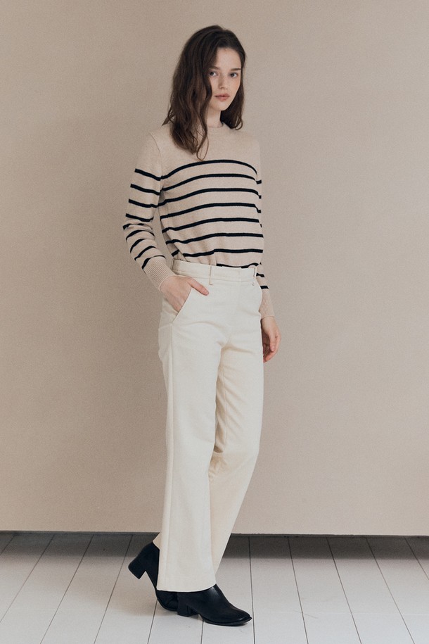 [25WT] 세미 부츠컷 팬츠 - CREAM A5WAP32614는 여성용 바지로, 봄, 가을에 착용하기 좋습니다. 크림색상의 무지 디자인으로 베이직하고 클래식한 스타일을 연출하며, 레귤러 핏의 세미 부츠컷으로 다리가 길어 보이는 효과를 줍니다. 출근룩, 오피스룩, 모임룩 등 다양한 TPO에 활용 가능하며, 미니멀하고 클래식한 스타일을 선호하는 분들께 추천합니다. 밴딩이 없는 긴 기장의 바지입니다.
