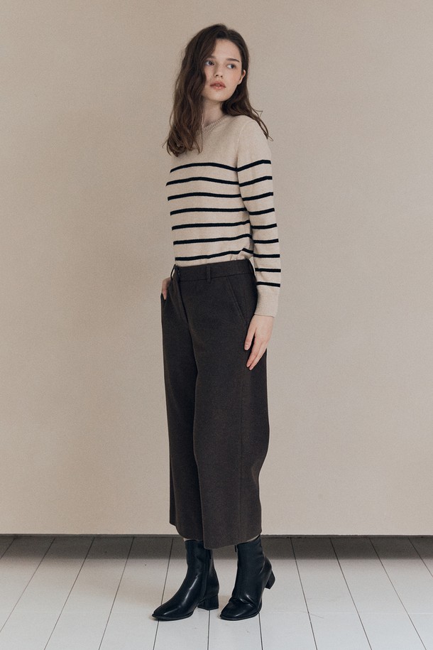 [25WT] 윈터 와이드 팬츠 - DARK BROWN A5WAP32475는 겨울철 우아함과 따뜻함을 선사하는 여성용 와이드 팬츠입니다. 다크 브라운 컬러의 울 소재로 제작되어 베이직하면서도 고급스러운 분위기를 연출합니다. 넉넉한 와이드 핏과 긴 기장으로 편안한 착용감을 제공하며, 출근룩, 오피스룩, 모임룩 등 다양한 TPO에 활용 가능합니다. 클래식, 미니멀, 시크 스타일을 즐겨 입는 분들께 추천하는 필수 아이템입니다. 두꺼운 두께감으로 겨울 추위에도 끄떡없이 따뜻하게 입을 수 있습니다.
