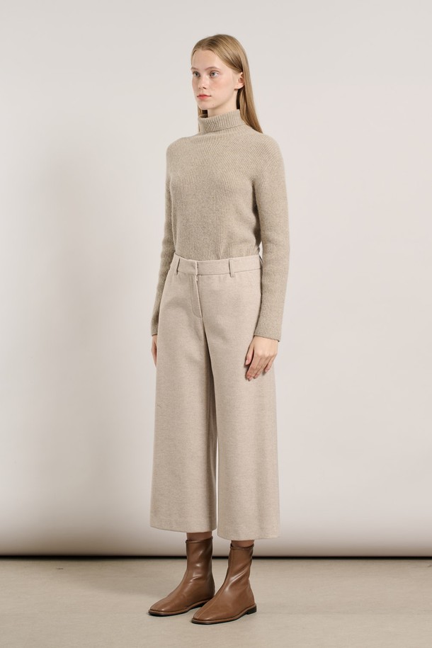 [25WT] 윈터 와이드 팬츠 - M BEIGE A5WAP32472는 여성용 와이드 핏 팬츠입니다. 베이직한 스타일과 무지 디자인으로, 출근룩, 미니멀, 클래식, 캐주얼 스타일에 적합합니다. 겨울 계절에 어울리며, 긴 기장의 베이지색 바지로 따뜻하고 편안한 착용감을 제공합니다.
