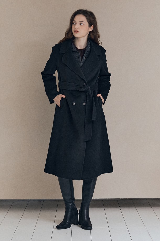 [25WT] 핸드메이드 더블 코트 - BLACK A5WBH83199는 여성 고객을 위한 아우터입니다. 가을과 겨울에 어울리는 블랙 컬러의 롱 기장 더블 코트로, 미니멀하고 클래식한 스타일을 연출합니다. 울 소재로 제작되어 두꺼운 두께감을 자랑하며, 핸드메이드 특유의 고급스러움과 벨트 디테일로 포인트를 더했습니다. 출근룩, 오피스룩, 모임룩 등 다양한 TPO에 활용 가능하며, 시크하고 세련된 스타일을 완성해 줍니다. 레귤러핏으로 제작되어 편안한 착용감을 선사합니다.
