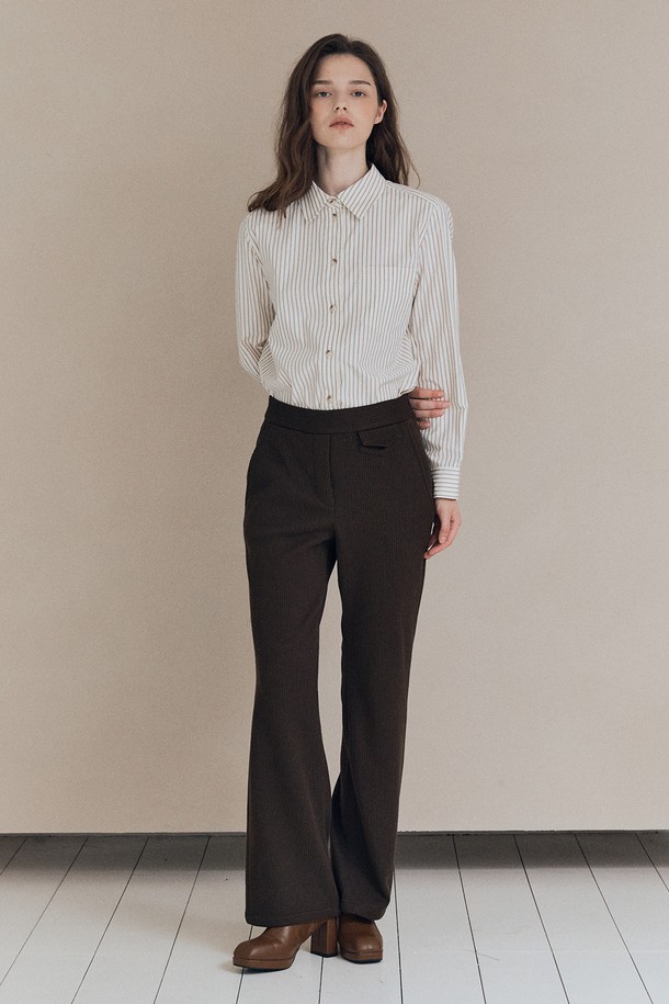 [25WT] 부츠컷 코듀로이 - BROWN A5WAG39174는 여성의 가을, 겨울 스타일을 책임질 코듀로이 팬츠입니다. 부드러운 촉감의 두꺼운 코듀로이 소재로 제작되어 따뜻하고 편안한 착용감을 선사합니다. 브라운 컬러의 무지 디자인에 하이웨스트, 레귤러핏, 부츠컷으로 떨어지는 핏이 다리 라인을 더욱 길어 보이게 합니다. 캐주얼, 베이직, 클래식, 미니멀 스타일을 소화하기 좋으며, 일상복으로 활용하기 좋습니다.
