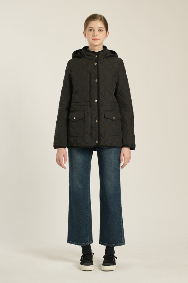 [25WT] 스트링 후드 퀼팅 베스트 - BLACK B5D9I17399는 여성 고객을 위한 캐주얼하고 베이직한 스타일의 퀼팅 베스트입니다. 가을과 겨울에 적합하며, 두꺼운 두께감으로 따뜻함을 제공합니다. 부드러운 촉감의 폴리에스테르 소재로 제작되었으며, 레귤러 핏으로 편안하게 착용할 수 있습니다. 후드와 스트링 디테일이 디자인 특징이며, 출근룩과 모임룩 등 다양한 TPO에 활용 가능합니다. 블랙 컬러의 민소매 디자인으로 미니멀한 스타일을 연출하기 좋습니다.
