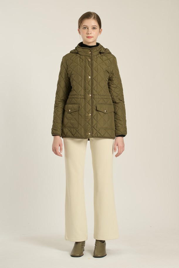 [25WT] 스트링 후드 퀼팅 베스트 - KHAKI (B5D9I17345)는 여성용 아우터, 베스트입니다. 가을과 겨울에 착용하기 적합하며, 캐주얼 스타일을 연출할 수 있습니다. 카키 컬러의 퀼팅 패턴, 크롭 기장, 집업 여밈 방식, 레귤러핏 디자인이 특징입니다. 부드러운 나일론 소재로 제작되었으며, 두꺼운 두께감과 민소매 디자인이 특징입니다. 후드와 스트링 디테일로 포인트를 더했습니다.
