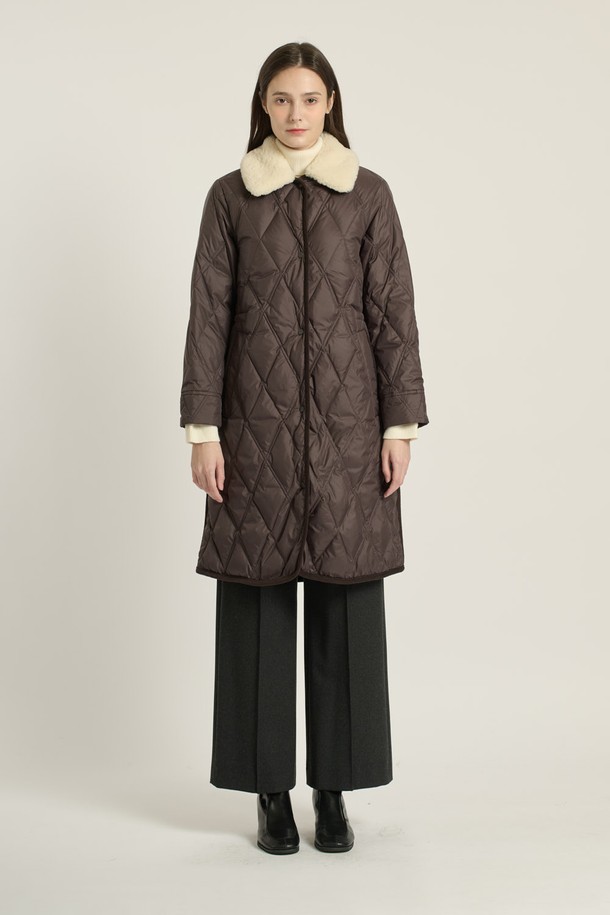 [25WT] 포우 퍼 카라 다운 - DARK BROWN B5D9F87375는 여성용 다운 점퍼입니다. 겨울철 일상복으로 적합하며, 베이직하고 캐주얼한 스타일을 연출합니다. 다크 브라운 컬러의 퀄팅 패턴이 돋보이며, 오버핏의 숏패딩으로 제작되었습니다. 부드러운 촉감의 나일론 소재와 두꺼운 두께감으로 따뜻함을 선사하며, 긴 소매와 집업 여밈 방식, 퍼 카라 디테일이 특징입니다. 안감은 패딩으로 되어 있습니다.
