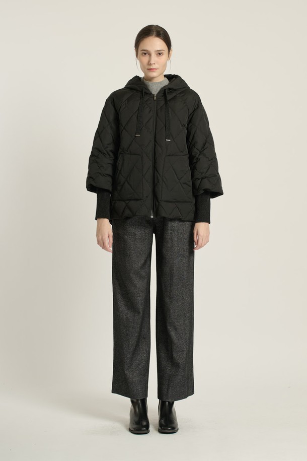 [25WT] 니트 배색 하프 기장 집업 다운 - BLACK B5D9F80799은 여성용 겨울 아우터입니다. 캐주얼 스타일의 블랙 컬러 무지 제품으로, 니트 배색이 포인트입니다. 두꺼운 두께감의 레귤러핏 다운 점퍼이며, 하프 기장과 긴 소매, 집업 여밈 방식이 특징입니다. 일상에서 편안하게 착용하기 좋은 스타일의 다운 자켓입니다.
