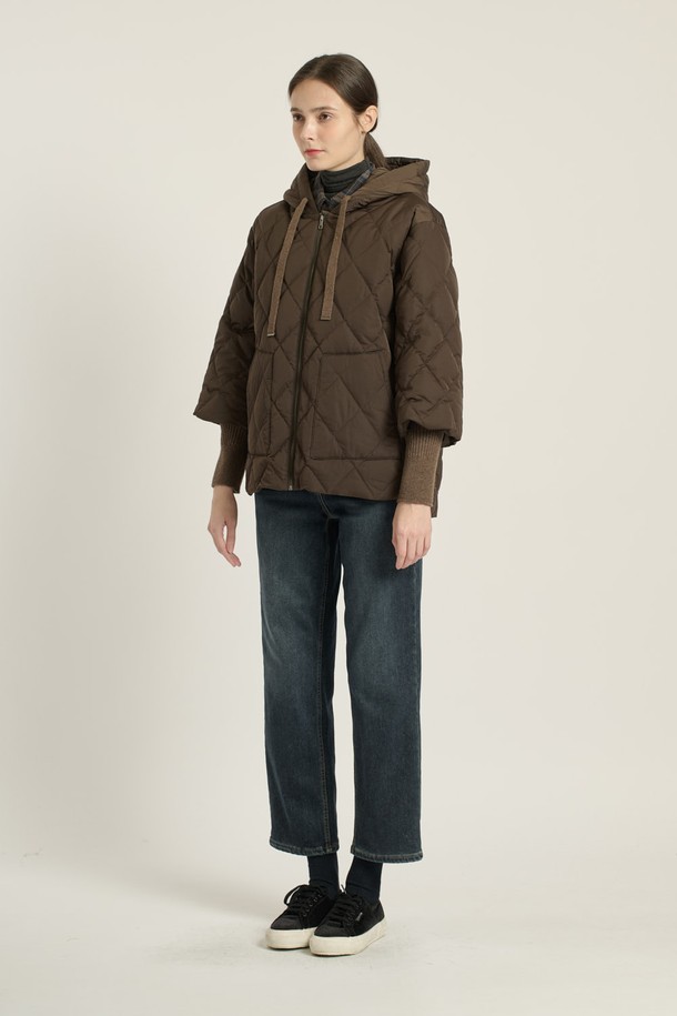 [25WT] 니트 배색 하프 기장 집업 다운은 여성용 아우터로, 브라운 컬러의 따뜻하고 포근한 겨울철 필수 아이템입니다. 캐주얼, 베이직 스타일을 기반으로, 오버핏과 니트 배색 디자인이 돋보이는 하프 기장의 패딩 점퍼입니다. 부드러운 촉감의 나일론 소재와 두꺼운 두께감으로 보온성을 높였으며, 집업 방식과 긴 소매로 편안함을 더했습니다. 여행룩, 캠핑룩 등 다양한 TPO에 활용 가능한 실용적인 제품으로, 미니멀하고 클래식한 스타일을 선호하는 분들께 추천합니다.
