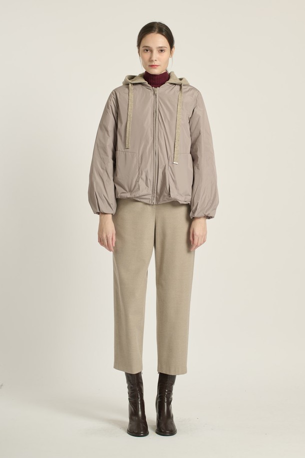 [25WT] 니트 후드 볼륨 구스다운 - LIGHT GRAY B5D9F80415는 여성용 아우터로, 겨울철 캐주얼룩을 위한 구스다운입니다. 라이트 그레이 컬러의 무지 디자인으로, 오버핏과 두꺼운 두께, 부드러운 촉감이 특징입니다. 후드 스타일의 긴 소매 집업 방식이며, 출근룩과 여행룩에 모두 활용 가능합니다. 캐주얼, 미니멀, 클래식 스타일을 즐겨 입는 분들께 추천합니다. 특히 볼륨감 있는 디자인이 돋보이는 제품입니다.
