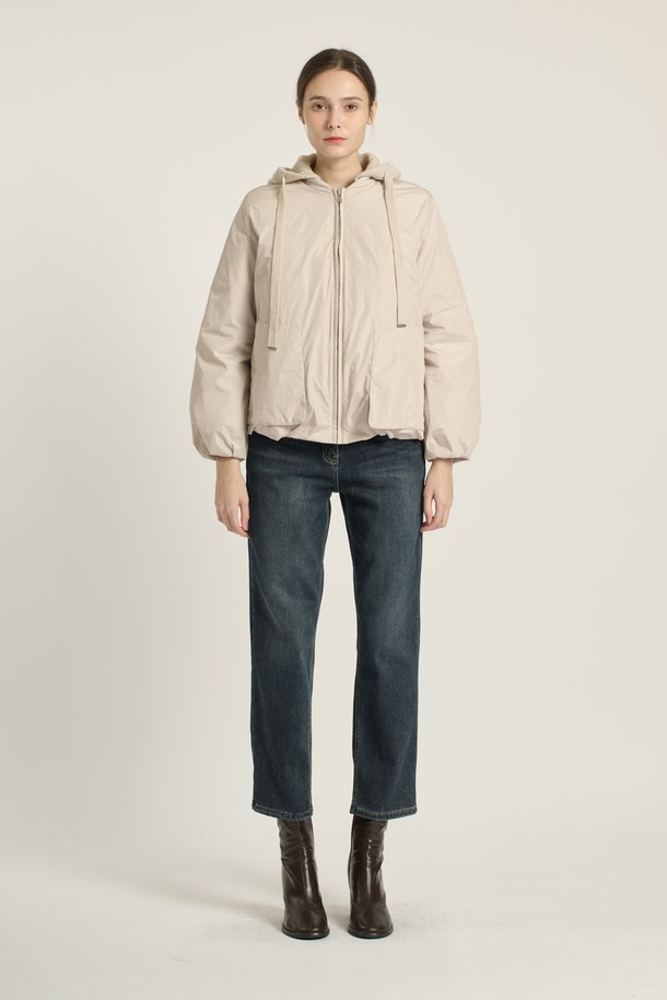 [25WT] 니트후드 볼륨 구스다운 - LIGHT BEIGE B5D9F80471는 여성용 아우터로, 겨울철 캐주얼 스타일을 연출하기에 좋은 구스다운 패딩입니다. 라이트 베이지 색상의 무지 디자인이며, 니트 후드가 달려 있어 포근한 느낌을 줍니다. 크롭 기장에 오버핏으로 디자인되어 트렌디한 스타일을 연출하며, 집업 방식으로 간편하게 착용할 수 있습니다. 부드러운 촉감과 두꺼운 두께감으로 뛰어난 보온성을 제공하여 여행룩, 캠핑룩 등 다양한 TPO에 활용 가능합니다. 미니멀, 고프코어 스타일을 선호하는 분들께 추천합니다.
