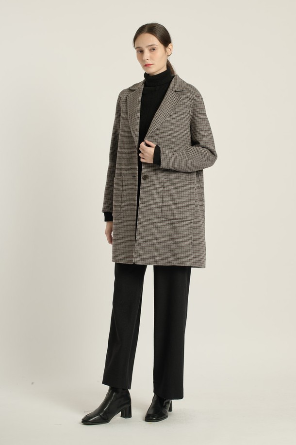 세련된 멀티 M 그레이 컬러의 [25WT] 싱글버튼 체크 핸드메이드 코트입니다. 부드러운 촉감과 두꺼운 두께감으로 겨울과 가을, 따뜻하고 포근하게 착용할 수 있습니다. 롱, 하프, 미디엄 기장으로 출시되어 다양한 스타일 연출이 가능하며, 루즈핏과 릴랙스핏으로 편안한 착용감을 선사합니다. 클래식, 모던, 세련된 무드를 동시에 느낄 수 있으며, 출근룩과 오피스룩에 활용하기 좋아 활용도가 높습니다. 체크 패턴과 싱글 코트 디자인이 만나 고급스러운 분위기를 더하며, 포켓과 보온성, 내구성까지 갖춘 실용적인 아이템입니다.
