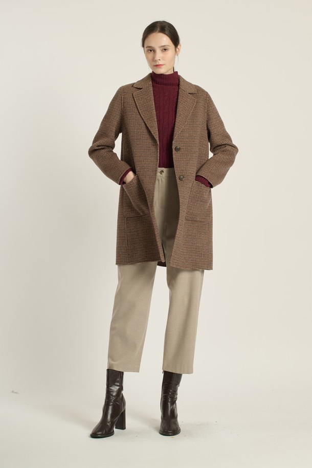 세련된 분위기를 연출하는 [25WT] 싱글 버튼 체크 핸드메이드 코트입니다. 부드러운 촉감의 모, 나일론, 울 혼방 소재로 제작되어 우수한 보온성을 자랑하며, 간절기부터 겨울까지 따뜻하게 착용할 수 있습니다. 넉넉한 루즈핏 실루엣과 미디엄 기장으로 편안하면서도 스타일리시하며, 클래식, 모던, 엘레강스 무드를 동시에 선사합니다. 베이지(M BEIGE) 컬러의 체크 패턴이 돋보이며, 오피스룩, 모임룩, 데이트룩 등 다양한 TPO에 활용 가능합니다. 앞면 포켓 2개로 실용성을 더한 핸드메이드 코트로, 미니멀, 시크 스타일을 즐기는 여성분들께 추천합니다.
