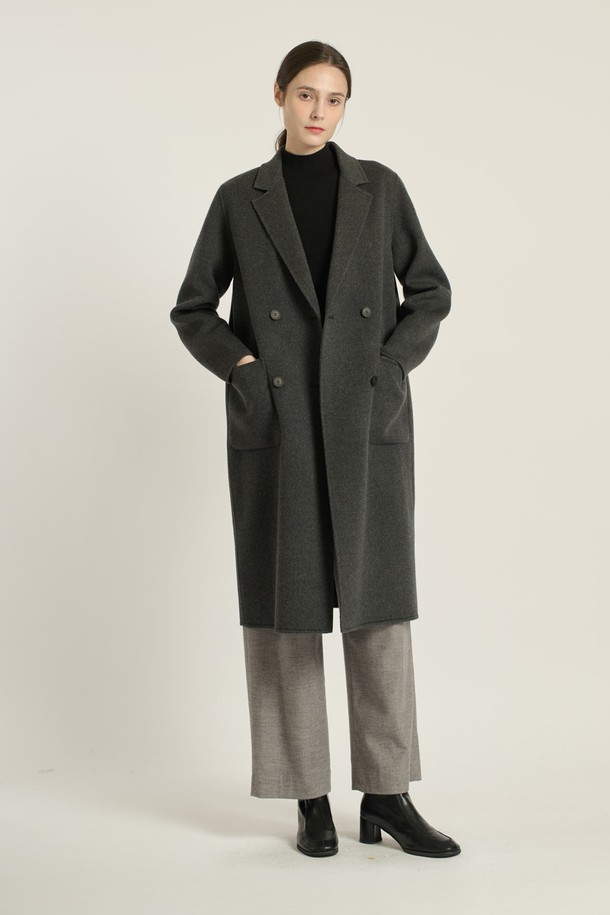 [25WT] 더블단추 핸드메이드 코트 - CHARCOAL GRAY (차콜 그레이) B5DAH82698는 여성스러운 출근룩, 오피스룩, 모임룩에 어울리는 코트입니다. 모던하고 세련된 스타일을 연출하며, 울, 캐시미어, 모 소재의 부드러운 촉감이 특징입니다. 롱 기장의 루즈핏으로 편안하게 착용 가능하며, 테일러드 카라와 큰 포켓 디테일이 돋보입니다. 차콜 그레이 색상으로 가을, 겨울 시즌의 클래식하고 시크한 룩을 완성해보세요. 더블 버튼 여밈 방식의 핸드메이드 코트입니다.
