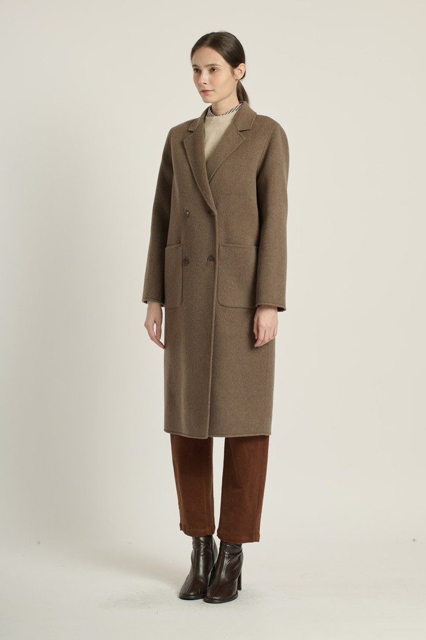 [25WT] 더블단추 핸드메이드 코트 - M BROWN B5DAH82679는 여성 고객을 위한 겨울 코트입니다. M BROWN과 CHARCOAL GRAY 두 가지 색상으로 제공되며, 롱 기장의 릴렉스핏으로 편안하게 착용 가능합니다. 부드러운 촉감의 모, 캐시미어, 폴리에스테르 혼방 소재로 제작되어 따뜻함을 선사합니다. 클래식, 우아함, 모던, 베이직 스타일을 아우르며, 오피스룩, 모임룩, 데이트룩 등 다양한 TPO에 활용할 수 있습니다. 
더블브레스트 디자인과 포켓 디테일이 돋보이는 핸드메이드 코트로, 시크하고 미니멀한 스타일을 연출합니다.
