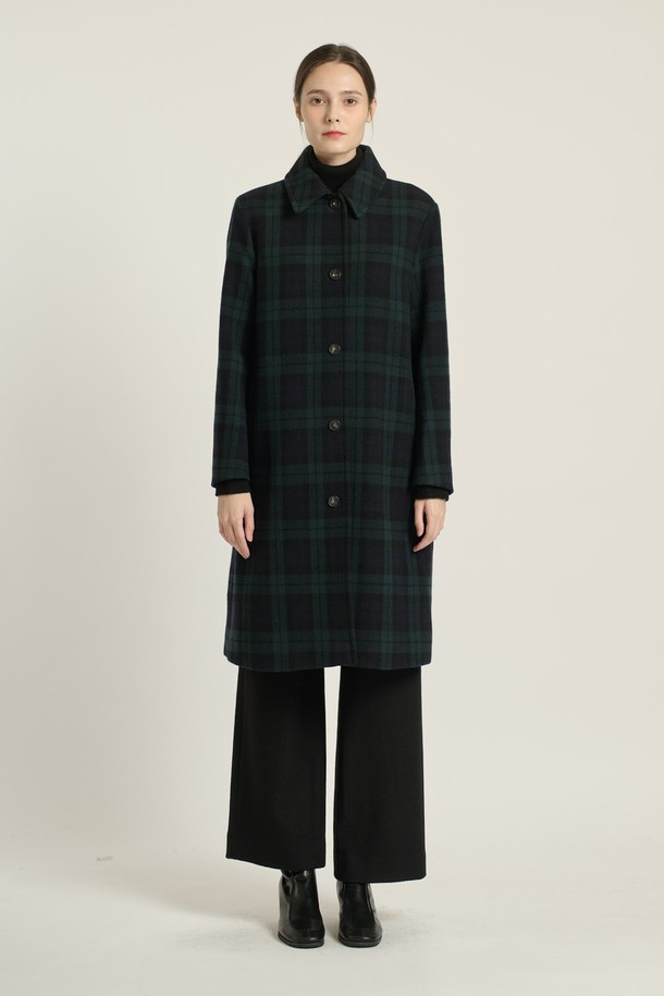 세련된 DARK GREEN 컬러의 [25WT] 스텐카라 클래식 체크 코트입니다. 모던하고 고급스러운 디자인으로, 겨울, 간절기, 가을 시즌에 활용하기 좋습니다. 슬림핏 또는 레귤러핏으로 연출 가능하며, 싱글 버튼 여밈과 스텐카라 디자인이 특징입니다. 데이트룩, 오피스룩, 모임룩 등 다양한 TPO에 맞춰 클래식, 미니멀, 시크한 스타일을 연출해보세요. 롱 또는 미디엄 기장으로, 체크 패턴과 포켓 디테일이 돋보이는 여성 코트입니다.

