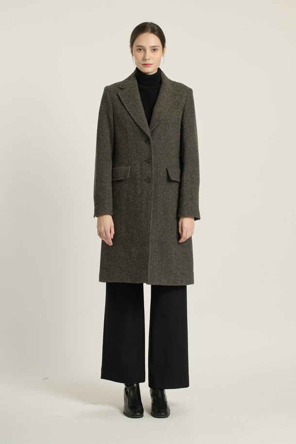 [25WT] 헤링본 롱 코트 - CHARCOAL GRAY (차콜 그레이) B5DAH82998은 여성용 아우터 코트입니다. 가을, 겨울 시즌에 어울리는 두꺼운 두께감의 롱 기장 싱글 코트로, 클래식, 모던, 우아한, 베이직한 스타일을 연출합니다. 챠콜 그레이와 카키 브라운 두 가지 색상으로 출시되었으며, 헤링본 패턴에 테일러드 칼라, 플랩 포켓, 소매 버튼 디테일이 특징입니다. 부드러운 촉감의 모, 울, 나일론 혼방 소재로 제작되어 출근룩, 오피스룩, 모임룩 등 다양한 TPO에 활용 가능하며, 클래식, 미니멀, 시크한 스타일을 완성합니다. 레귤러핏으로 제작되어 편안한 착용감을 선사합니다.
