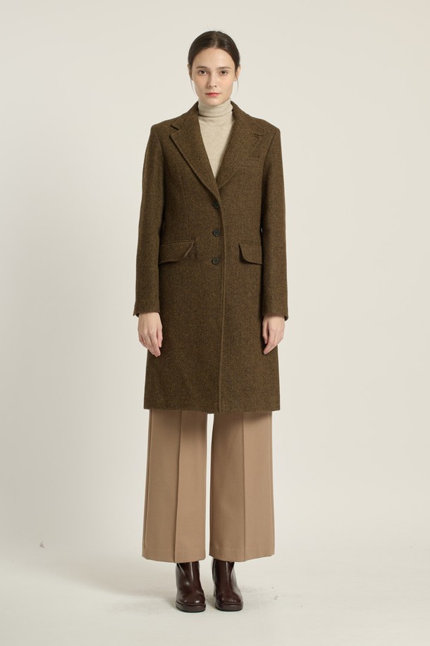 세련된 헤링본 패턴의 [25WT] 헤링본 롱 코트 - 카키 브라운 B5DAH82985는 여성스러운 라인을 살려주는 슬림핏 싱글 코트입니다. 울, 나일론, 폴리에스테르, 폴리우레탄 혼방 소재로 제작되어 부드러운 촉감과 적당한 두께감으로 가을, 겨울 시즌에 착용하기 좋습니다. 긴 소매 기장과 플랩 포켓 디테일, 안감 처리가 되어 있어 클래식하면서도 모던한 무드를 연출합니다. 출근룩, 오피스룩, 모임룩 등 다양한 TPO에 활용 가능하며, 미니멀, 시크 스타일을 즐기는 분들께 추천합니다. 색상은 카키 브라운과 차콜 그레이 두 가지로 출시되었습니다.
