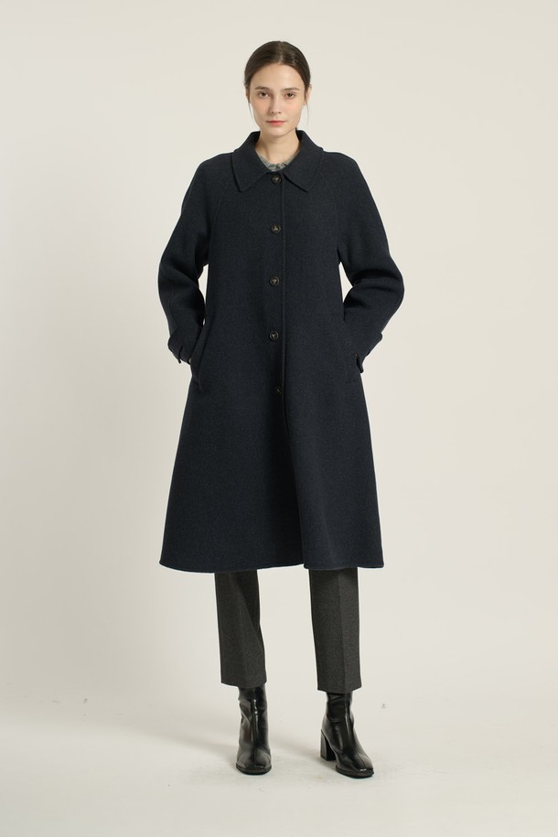 [25WT] 스탠카라 래글런 핸드메이드 코트 - NAVY B5DAH82455는 여성용 아우터로, 가을과 겨울에 착용하기 좋은 롱 기장의 핸드메이드 코트입니다. 네이비 및 베이지 색상으로 출시되었으며, 클래식, 우아함, 모던 스타일을 연출할 수 있습니다. 울과 모 소재를 사용하여 부드러운 촉감을 선사하며, 싱글 버튼, 벨트, 래글런 소매 디테일이 특징입니다. 루즈핏과 릴랙스핏으로 편안한 착용감을 제공하며, 오피스룩, 출근룩, 모임룩 등 다양한 TPO에 활용 가능합니다.
