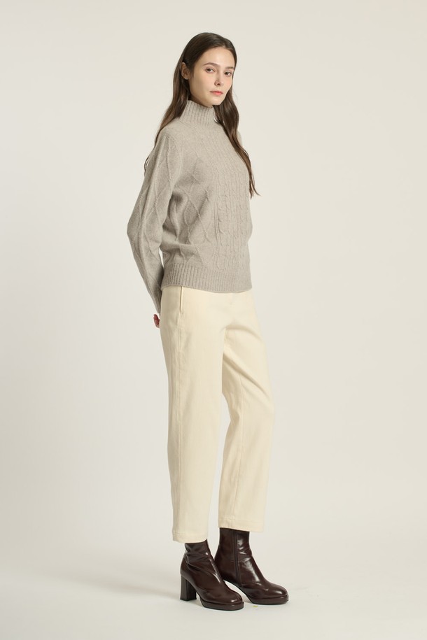 [25WT] 헤어리 케이블 풀오버 - OYSTER (B5DBK42886)는 부드러운 촉감의 양모, 알파카, 나일론 혼방 소재로 제작된 여성용 터틀넥 니트 스웨터입니다. 겨울 시즌에 어울리는 두꺼운 두께감과 레귤러핏 디자인으로, 클래식하고 우아한 스타일을 연출합니다. 케이블 패턴과 긴 소매는 포멀, 캐주얼, 일상 등 다양한 TPO에 활용 가능하며, 오피스룩, 모임룩, 데이트룩에 모두 잘 어울립니다. OYSTER 컬러는 세련된 분위기를, DARK RED 컬러는 따뜻한 느낌을 더합니다. 미니멀하면서도 클래식한 디자인으로 폭넓은 스타일링이 가능한 아이템입니다.
