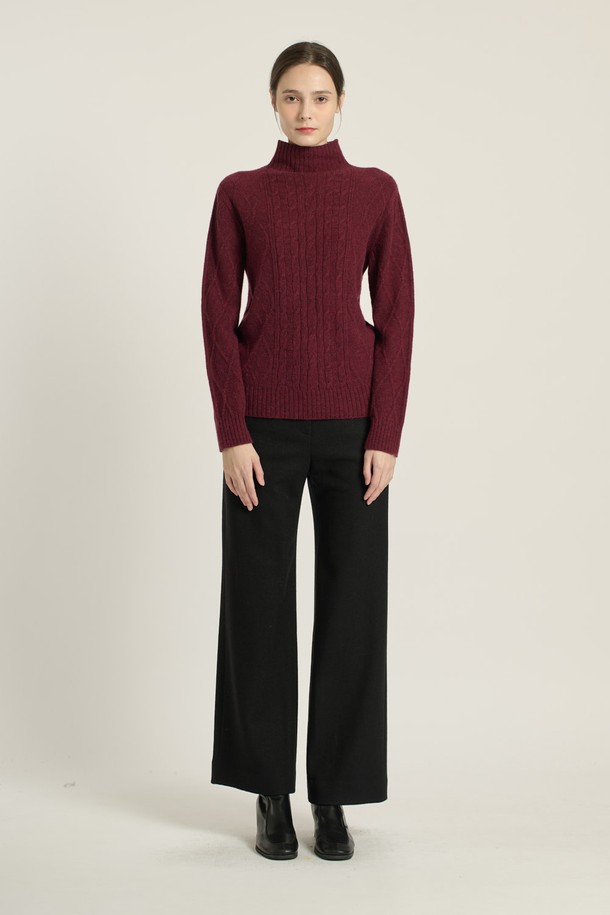 [25WT] 헤어리 케이블 풀오버 - DARK RED (B5DBK42825)는 여성용 상의 니트/스웨터로, 톤 다운된 다크 레드와 오이스터 두 가지 색상으로 출시되었습니다. 부드러운 양모, 알파카, 나일론 혼방 소재에 케이블 패턴이 돋보이며, 두께감 있는 긴소매 디자인으로 겨울과 간절기에 따뜻하게 착용할 수 있습니다. 레귤러 핏과 하프넥, 모크넥 등 다양한 스타일로 연출 가능하며, 캐주얼, 우아함, 세련됨을 동시에 느낄 수 있습니다. 레귤러 기장으로 제작되어 다양한 하의와 매치하기 용이합니다.
