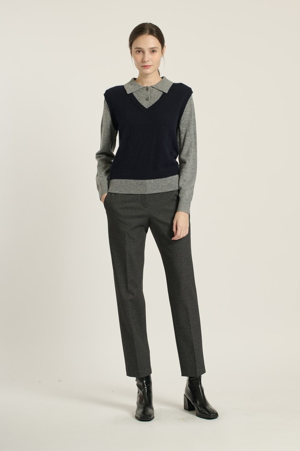 세련된 무드의 여성 레이어드 카라 풀오버입니다. 부드러운 촉감의 모, 나일론, 아크릴, 레이온, 라군 혼방 소재로 제작되어 가을, 겨울, 봄 시즌에 따뜻하게 착용할 수 있습니다. 베이직핏과 트렌디한 핏을 모두 갖춘 디자인으로, 캐주얼, 클래식, 미니멀 스타일 연출에 용이하며 출근룩, 데이트룩, 모임룩 등 다양한 TPO에 활용 가능합니다. MULTI M GRAY, LIGHT BEIGE 두 가지 색상 옵션으로 만나보세요. 
