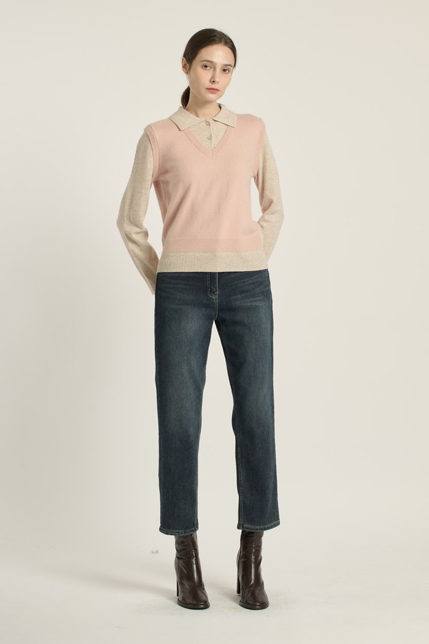 [25WT] 레이어드 카라 풀오버 - 라이트 베이지 B5DAK41271는 여성용 니트/스웨터 상의입니다. 라이트 베이지를 포함한 다양한 컬러 옵션으로 제공되며, 캐주얼 및 일상 스타일을 위한 완벽한 아이템입니다. 봄, 가을, 겨울 계절에 착용 가능하며, 레귤러 핏과 긴소매 디자인으로 편안한 착용감을 선사합니다. 울, 모, 나일론 등 고급 소재 혼방으로 제작되어 부드러운 촉감을 자랑하며, 레이어드, 리브 디테일, 배색 디자인으로 세련된 포인트를 더했습니다. 브이넥 또는 카라넥으로 연출할 수 있으며, 캐주얼, 베이직, 클래식, 세련된, 고급스러운 스타일을 모두 아우르는 팔색조 매력을 지닌 풀오버입니다.
