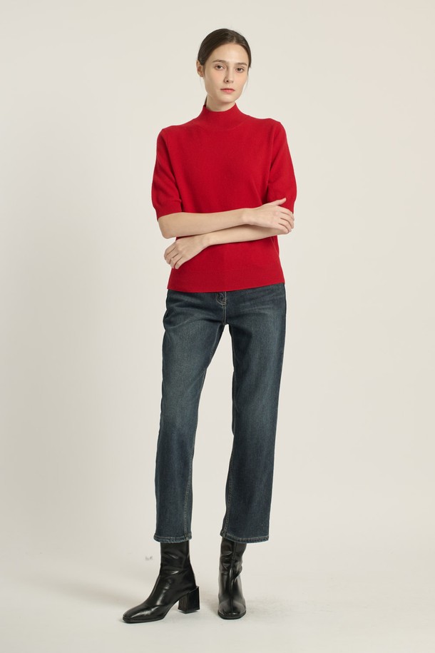 [25WT] 프린세스라인 하프슬리브 풀오버 - RED B5DAK31124는 여성스러운 실루엣을 연출하는 하프 슬리브(반소매) 풀오버입니다. 부드러운 모 소재로 제작되어 봄, 가을, 겨울 시즌에 착용하기 좋으며, 일상, 데일리룩은 물론 출근룩, 모임룩까지 소화 가능한 활용도 높은 아이템입니다. 레귤러 핏에 하프넥 디자인으로 우아하고 세련된 분위기를 더하며, 솔리드(무지) 패턴으로 미니멀하고 클래식한 스타일을 완성합니다. 다양한 하의와 매치하여 캐주얼하면서도 세련된 스타일을 연출해보세요.
