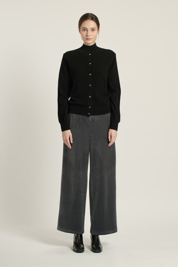 [25WT] 프린세스라인 가디건 - BLACK B5DAK21199는 여성스러운 실루엣을 연출하는 블랙 컬러의 가디건입니다. 부드러운 모(울) 소재로 제작되어 포근한 착용감을 선사하며, 라운드넥과 긴 소매 디자인으로 단정함을 더합니다. 슬림핏으로 떨어지는 프린세스라인과 싱글 버튼 디테일이 우아하고 세련된 분위기를 자아냅니다. 오피스룩과 모임룩은 물론, 일상에서도 폭넓게 활용할 수 있는 베이직 아이템입니다. 봄, 가을, 겨울, 간절기 모두 착용 가능합니다.
