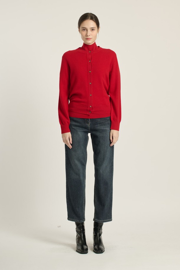 [25WT] 프린세스라인 가디건 - RED B5DAK21124는 여성 의류로, 부드러운 모 소재로 제작되어 봄, 가을, 겨울 모두 착용 가능한 제품입니다. 클래식하고 우아한 무드를 연출하며, 레귤러핏과 라운드넥 디자인으로 편안한 착용감을 제공합니다. 레드 컬러의 무지 패턴에 긴 소매 기장, 프린세스 라인과 리브 디테일, 그리고 나무 단추가 더해져 페미닌한 스타일을 완성합니다. 데이트룩, 모임룩, 출근룩 등 다양한 TPO에 활용 가능하며, 미니멀하고 클래식한 스타일을 선호하는 고객에게 적합합니다.
