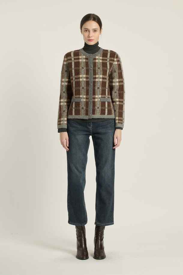 [25WT] 헤어리 체크 가디건 - BROWN B5DAK12174는 여성 의류로, 가을과 겨울에 어울리는 클래식하고 캐주얼한 스타일의 가디건입니다. 부드러운 촉감의 헤어리 소재에 체크 패턴이 돋보이며, 라운드넥과 싱글 버튼 여밈으로 디자인되었습니다. 브라운 컬러의 레귤러핏 가디건으로, 일상 및 비즈니스 캐주얼, 모임룩에 활용하기 좋습니다. 아크릴, 나일론, 모, 알파카, 폴리우레탄 혼방 소재로 제작되었으며, 긴 소매 기장을 갖추었습니다.
