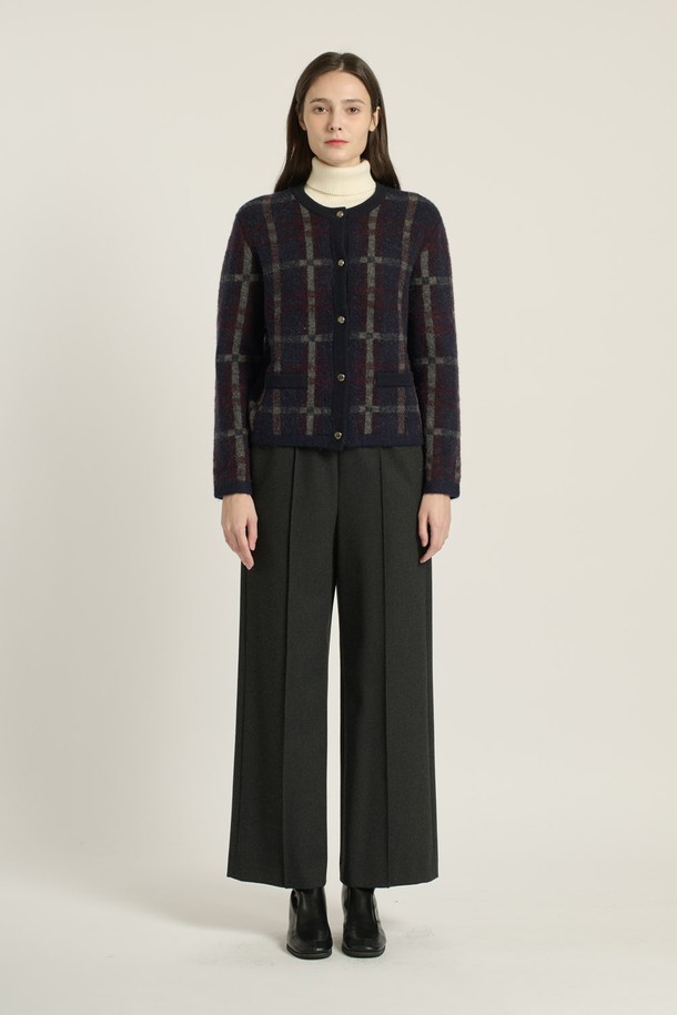 [25WT] 헤어리 체크 가디건 - NAVY(네이비) B5DAK12155는 여성스러운 분위기를 자아내는 가디건입니다. 부드러운 촉감의 아크릴, 나일론, 울, 폴리우레탄 혼방 소재로 제작되어 가을과 겨울에 따뜻하게 착용할 수 있습니다. 네이비와 브라운 컬러의 체크 패턴이 클래식하고 모던한 스타일을 연출하며, 레귤러 핏과 긴소매, 라운드넥 디자인으로 편안한 착용감을 선사합니다. 싱글 버튼과 금장 버튼, 포켓, 배색 디테일로 포인트를 더해 비즈니스 캐주얼, 모임룩, 데이트룩 등 다양한 TPO에 활용 가능합니다.
