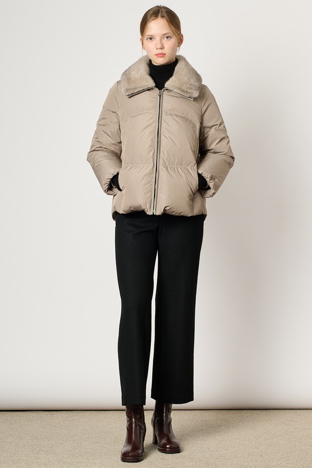 [25WT] 프리미엄 퍼 카라 숏 다운 - DARK BEIGE (다크 베이지) B5DAF83173는 여성스러운 스타일을 강조하는 겨울철 아우터입니다. 클래식하고 우아하며 고급스러운 무드를 연출하며, 모임룩에 적합합니다. 부드러운 촉감의 구스다운 충전재와 탈부착 가능한 밍크 퍼 카라가 특징이며, 숏 기장과 레귤러핏 디자인으로 편안한 착용감을 제공합니다. 다크 베이지와 네이비 두 가지 색상으로 출시되었으며, 소매 시보리와 밑단 스트링 조절 기능이 있어 보온성과 스타일을 모두 잡았습니다. 집업 방식으로 간편하게 입고 벗을 수 있습니다.
