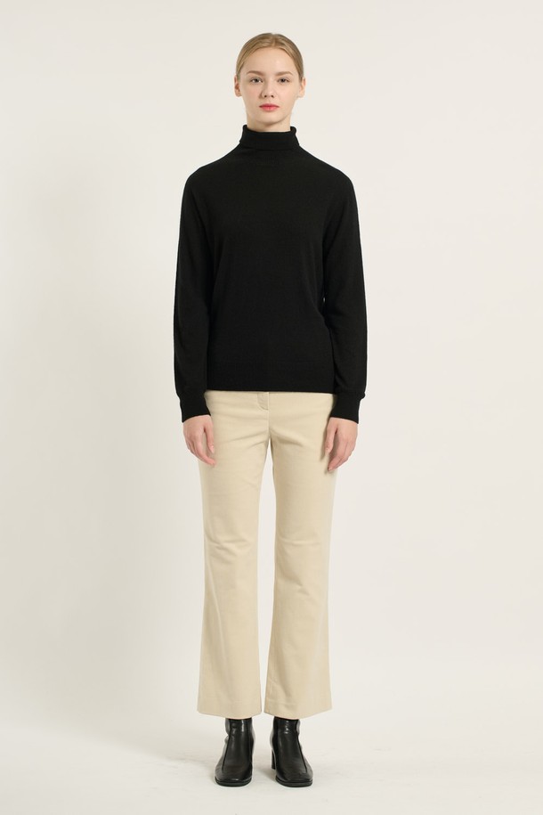 [25WT] 터틀넥 풀오버 - BLACK B5DAK48199는 여성의 겨울, 가을, 봄 시즌 착용을 위한 레귤러핏 블랙 터틀넥 스웨터입니다. 심플하고 세련된 스타일로, 일상, 데일리룩, 오피스룩, 모임룩, 연말 모임룩 등 다양한 TPO에 활용 가능합니다. 나일론, 모, 레이온, 캐시미어 혼방 소재로 제작되어 부드러운 촉감과 따뜻함을 선사하며, 레귤러 기장과 긴 소매 디자인으로 클래식, 미니멀, 시크한 무드를 연출합니다. 무지 디자인으로 어떤 스타일에도 쉽게 매치할 수 있으며, 고급스러운 분위기를 더합니다.
