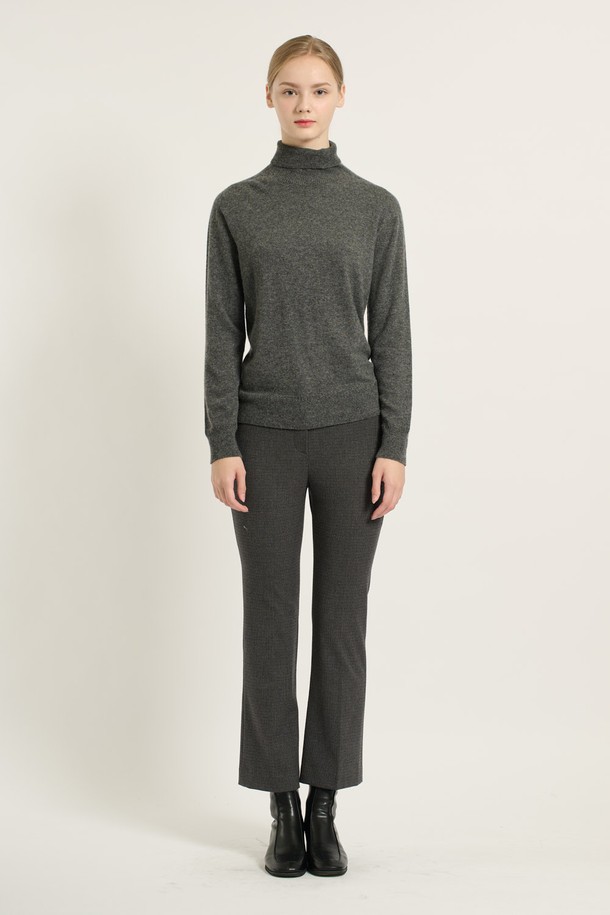 세련된 무드의 여성 터틀넥 풀오버입니다. [25WT] 멀티 M 그레이 B5DAK48197는 가을, 겨울 시즌에 어울리는 아이템으로, 모던, 캐주얼, 베이직, 클래식 스타일을 모두 아우릅니다. 레귤러핏에 긴소매, 무지 또는 보카시 패턴으로 디자인되어 있으며, 부드러운 촉감이 특징입니다. 나일론, 모, 레이온, 캐시미어 등 고급 소재를 사용하여 포근함과 편안함을 선사하며, 출근룩이나 데일리 룩으로 활용하기 좋습니다. 그레이, 블랙, 베이지 3가지 컬러로 출시되었습니다.
