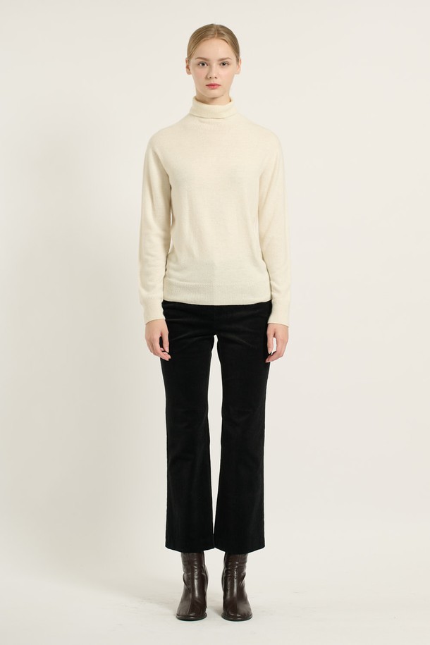 [25WT] 터틀넥 풀오버 - LIGHT BEIGE B5DAK48171는 여성용 니트/스웨터로, 라이트 베이지, 블랙, 멀티 그레이 3가지 색상으로 출시되었습니다. 가을과 겨울에 어울리는 긴 소매의 레귤러핏 터틀넥 풀오버로, 모던하고 우아하며 심플한 스타일을 연출합니다. 캐주얼 및 출근룩, 모임룩에 적합하며, 부드러운 촉감의 나일론, 모, 레이온, 캐시미어 혼방 소재로 제작되었습니다. 무지 패턴의 베이직하고 세련된 디자인으로 클래식한 분위기를 더합니다.
