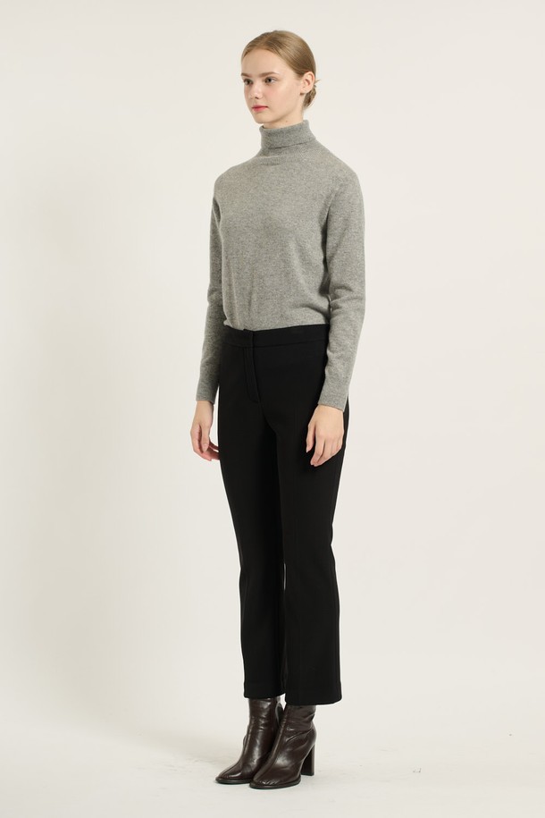 [25WT] 부츠컷 팬츠 - BLACK B5DAP32099는 여성용 부츠컷 바지로, 가을과 겨울에 어울리는 세련되고 모던한 스타일을 연출합니다. 블랙과 브라운 두 가지 색상으로 제공되며, 일상, 출근, 캐주얼 등 다양한 상황에 활용 가능합니다. 폴리에스터, 폴리우레탄, 레이온, 나일론 혼방 소재로 제작되어 부드러운 촉감과 매끄러운 착용감을 선사하며, 슬림핏 부츠컷 디자인으로 날씬한 실루엣을 강조합니다. 지퍼와 버튼 여밈, 우수한 내구성과 신축성(복원력)을 갖춰 출근룩, 오피스룩, 모임룩 등 TPO에 맞춰 클래식, 미니멀, 시크한 스타일을 완성할 수 있습니다.
