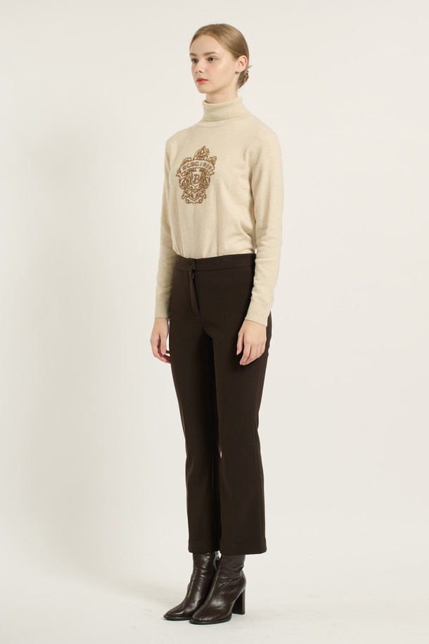 세련된 무드의 여성 부츠컷 팬츠, [25WT] 브라운 B5DAP32074입니다. 모던하고 시크한 스타일을 연출하며, 캐주얼부터 오피스룩까지 폭넓게 활용 가능합니다. 가을에 어울리는 긴 기장으로, 슬림핏과 부드러운 촉감을 선사합니다. 폴리에스테르, 폴리우레탄, 레이온, 나일론 혼방 소재로 제작되어 내구성과 복원력이 우수하며 신축성 또한 갖추었습니다. 블랙 색상 옵션도 제공됩니다.
