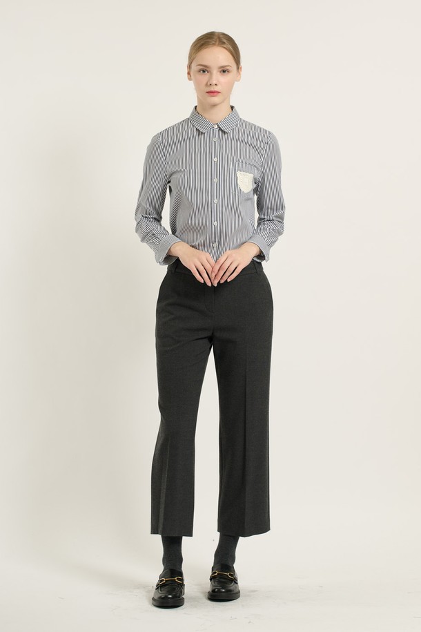 [25WT] 체크 속기모 와이드 팬츠 - DARK GRAY (다크 그레이) B5DAP32517는 여성용 와이드 팬츠입니다. 다크 그레이 및 다크 베이지 색상으로 출시되었으며, 가을, 겨울 시즌에 어울리는 두꺼운 두께감의 기모 안감을 사용했습니다. 일상 및 캐주얼 룩에 적합하며, 출근룩과 모임룩에도 활용할 수 있습니다. 폴리에스테르, 레이온, 폴리우레탄 혼방 소재로 제작되어 부드러운 촉감을 제공하며, 체크 패턴이 클래식, 캐주얼, 미니멀한 스타일을 연출합니다. 
