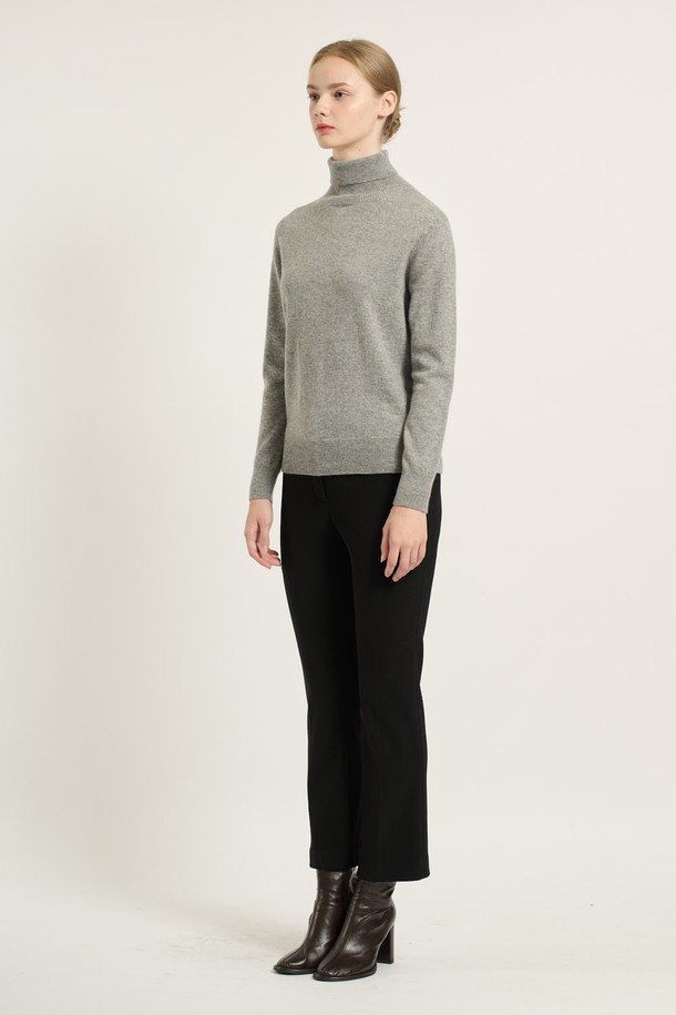 [25WT] 캐시미어 풀오버 - MULTI M GRAY B5DAK31997는 부드러운 촉감의 캐시미어 소재로 제작된 여성용 터틀넥 풀오버입니다. 가을, 겨울 시즌에 어울리는 레귤러 핏의 긴소매 디자인으로, 일상, 출근룩, 모임룩 등 다양한 TPO에 활용할 수 있습니다. 심플, 베이직, 모던, 캐주얼 스타일을 아우르는 무지 패턴의 멀티 M 그레이 컬러가 특징입니다. 레귤러 기장으로, 클래식, 미니멀, 캐주얼 스타일에 모두 잘 어울립니다. 하이넥 디자인으로도 연출이 가능합니다.
