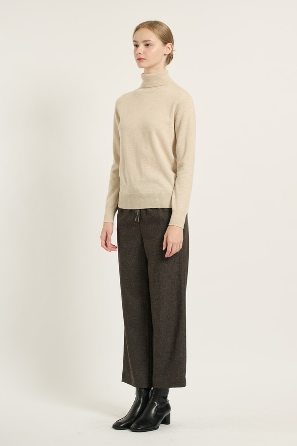 [25WT] 캐시미어 풀오버 - LIGHT BEIGE B5DAK31971는 여성용 상의 니트/스웨터 카테고리의 제품으로, 가을과 겨울에 착용하기 좋습니다. 라이트 베이지 색상의 캐시미어 소재로 제작되었으며, 부드러운 촉감과 보온성을 제공합니다. 터틀넥 디자인에 긴 소매, 레귤러핏으로 제작되었으며, 리브드 디자인이 특징입니다. 클래식, 캐주얼, 베이직, 모던 스타일을 모두 아우르며 출근룩, 오피스룩, 모임룩에 활용하기 좋습니다.
