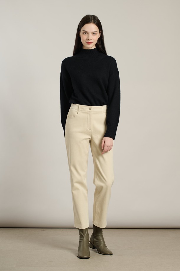 따뜻하고 포근한 겨울을 위한 [25WT] 기모 일자 플론 팬츠입니다. 부드러운 촉감과 슬림핏으로 편안하면서도 세련된 스타일을 연출합니다. 라이트 베이지 컬러의 무지 디자인으로 어떤 상의에도 잘 어울려 데일리룩으로 활용하기 좋습니다. 면, 폴리우레탄, 기모, 레이온 혼방 소재로 제작되어 보온성이 뛰어나고, 두꺼운 두께감으로 추운 날씨에도 끄떡없습니다. 일상 속 캐주얼 스타일을 완성해 보세요.
