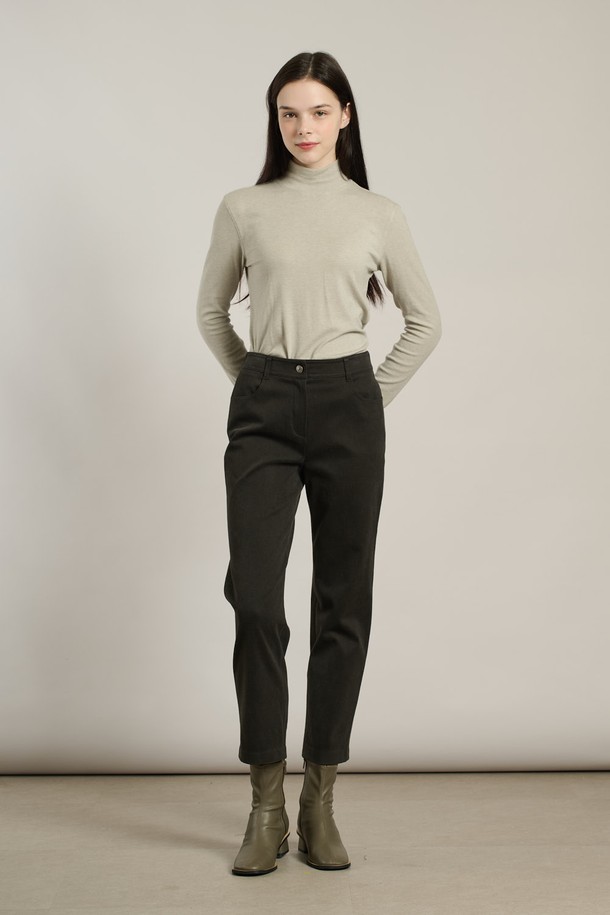 [25WT] 기모 일자 플론 팬츠 - DARK GREEN A5WAP33143는 여성용 바지로, 겨울철 데일리웨어 및 캐주얼룩에 적합합니다. 톤 다운된 다크 그린 색상과 베이직, 캐주얼, 모던, 컨템포러리 스타일을 아우르는 디자인으로 출근룩에도 활용 가능합니다. 면, 레이온, 폴리우레탄 혼방의 부드러운 촉감과 유연한 신축성이 특징이며, 안감 기모로 보온성을 높였습니다. 발목 위로 떨어지는 긴 기장의 일자핏 슬림 팬츠로, 버튼과 지퍼 디테일이 있으며 신축성이 있어 편안하게 착용할 수 있습니다.
