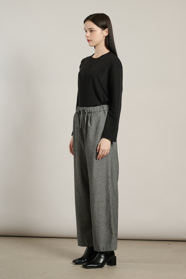 [25WT] 헤링본 스트링 팬츠 - M GRAY A5W9P30916는 여성용 헤링본 스트링 팬츠입니다. 가을, 겨울 시즌에 어울리며, M GRAY와 BROWN 두 가지 색상으로 제공됩니다. 일상, 오피스, 캐주얼 등 다양한 TPO에 활용 가능하며, 클래식, 캐주얼, 모던, 베이직 스타일을 연출할 수 있습니다. 루즈핏, 여유로운 핏의 와이드, 스트레이트, 일자핏 디자인으로 편안한 착용감을 선사합니다. 허리 밴딩과 스트링 디테일로 편의성을 더했으며, 부드러운 폴리에스테르와 모 소재로 제작되었습니다.
